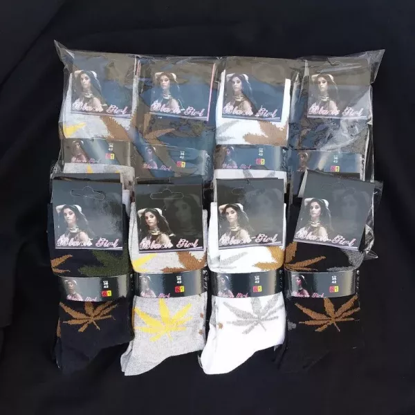 Lot de 12 Paires de Chaussettes Imprimés Feuilles de Chanvre avec Gros Mix de Couleurs Emballage